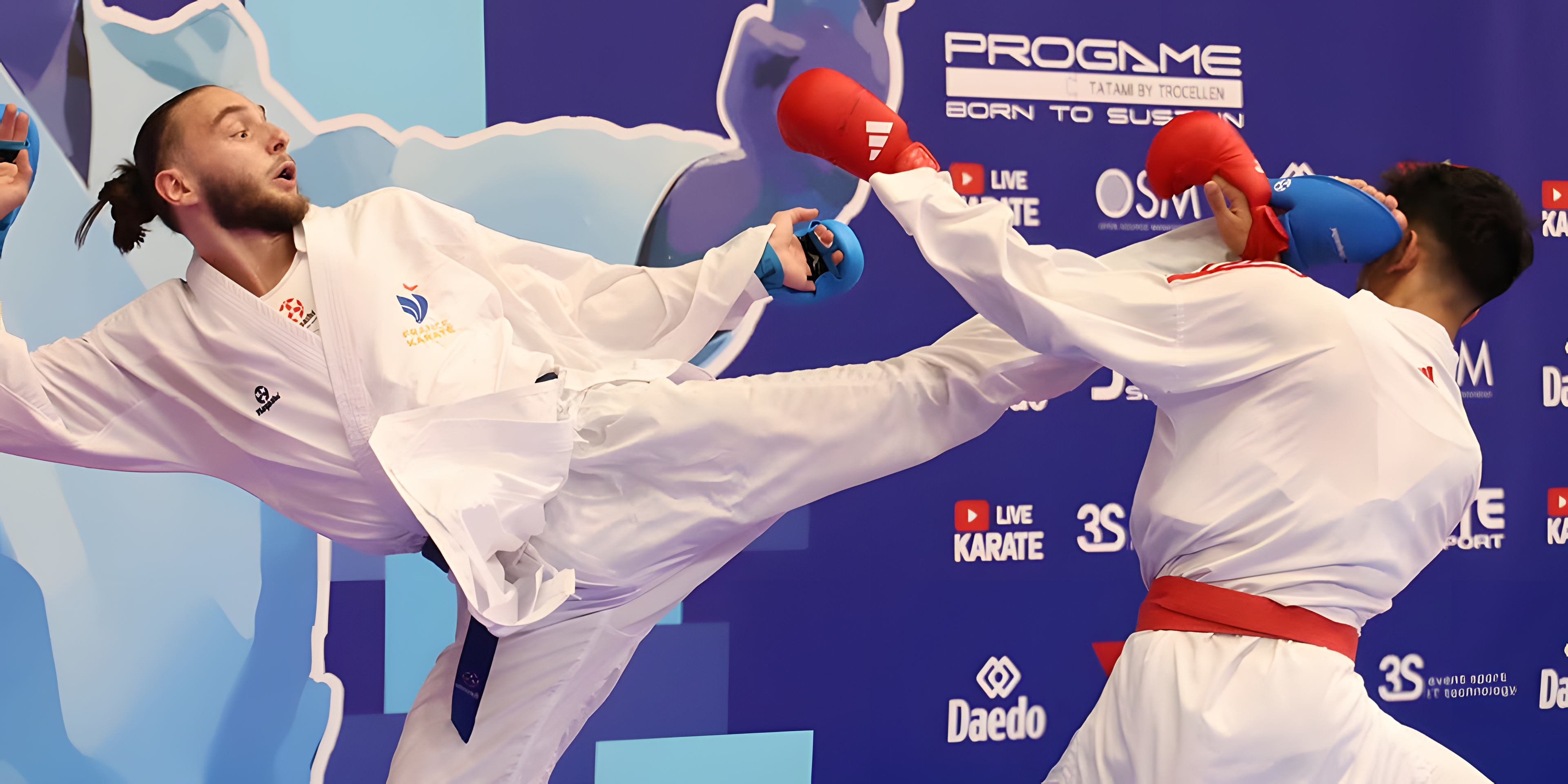 homme en bleu plaçant un mawashi-geri sur homme en rouge karaté